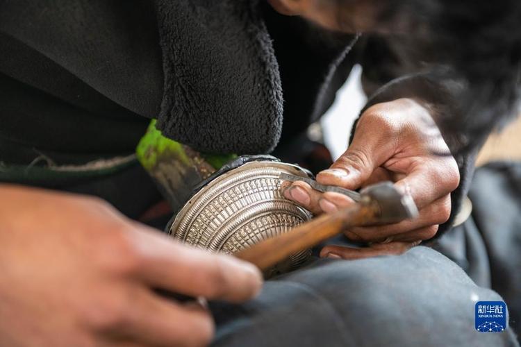 依托藏族传统文化,围绕唐卡,藏香,金银器,木雕等民族特色工艺品加工